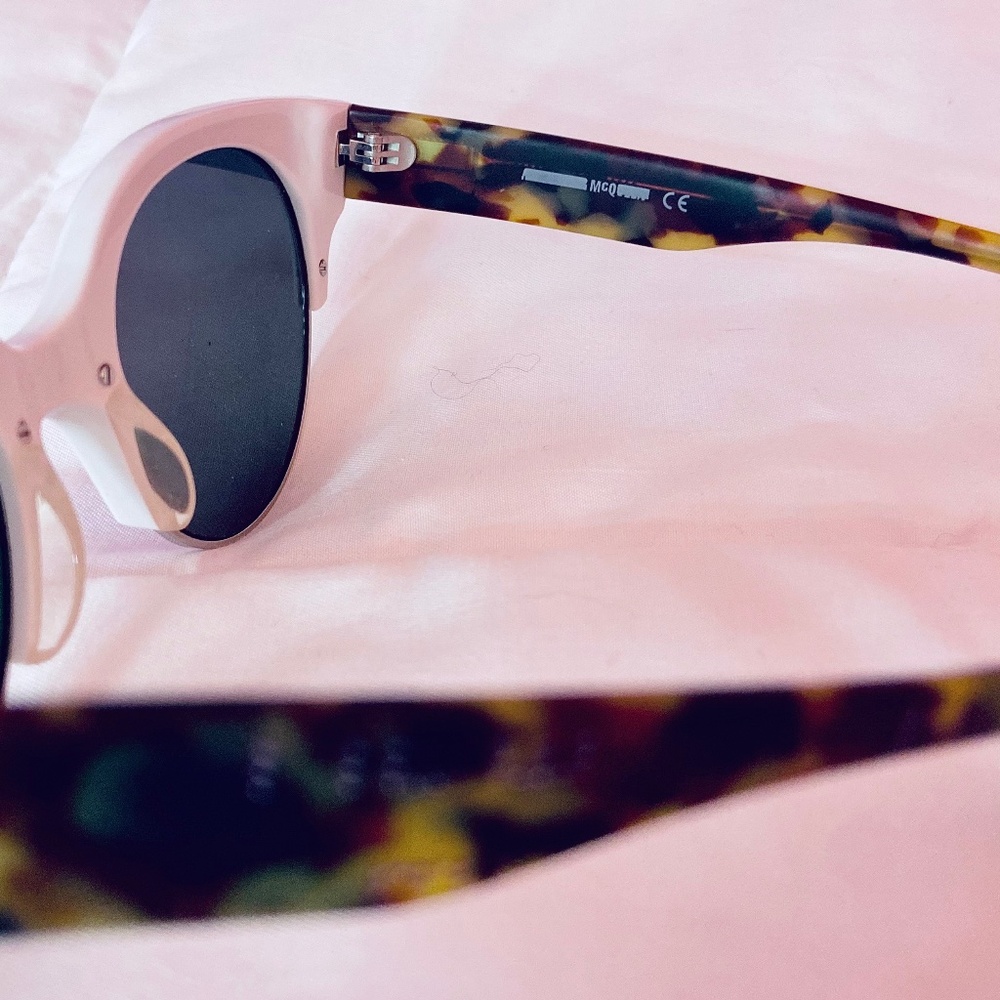 NWOT Alexander McQueen Clubmaster White Frame Purple Tinted Women’s Sunglasses - Picture 4 of 4